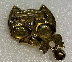 VTG Green Eyed Gold Tone Cat Kitty Brooch Pin with Bell