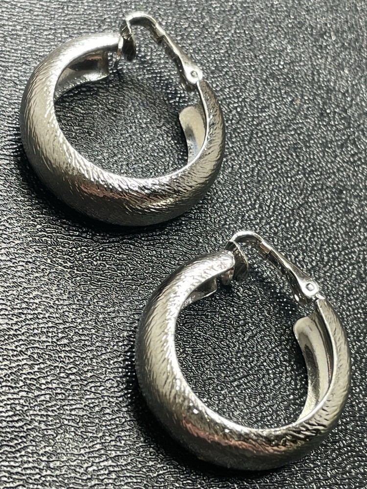 Vintage 1.1” Textured Silver Tone Metal Clip Hoop Earrings