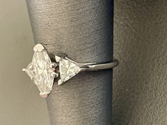 14KT White Gold 1.60CTW (1.00CT Center) Diamond Engagement Ring. Size 6(R211)