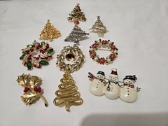 Lot Of 10 Christmas Brooches Christmas Trees Wreaths Snowmen Holly Pin Brooch