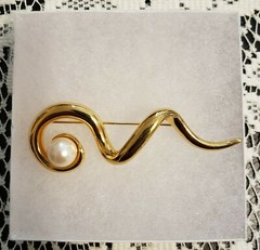 Vintage Signed Avon Faux Pearl Goldtone Ribbon Swirl Brooch Pin Secure Clasp