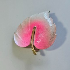 Lind-gal Gold Tone Pink White Enamel Textured Flower Leaf Brooch Vintage 1960’s