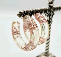 LUCITE Hoop Earrings with Pressed Flowers Soft Pink pierced 1.25 in