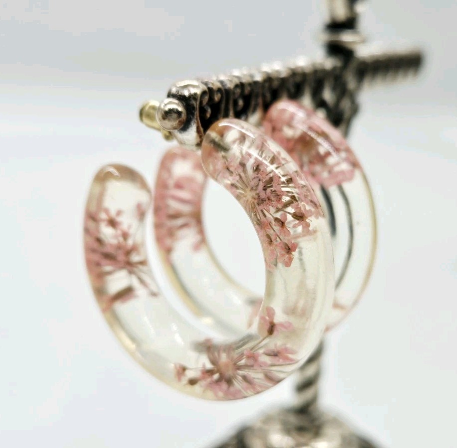 LUCITE Hoop Earrings with Pressed Flowers Soft Pink pierced 1.25 in