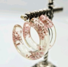 LUCITE Hoop Earrings with Pressed Flowers Soft Pink pierced 1.25 in
