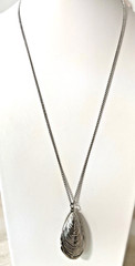Vintage 1974 Estee Lauder Signed Aliage Mussel Shell Perfume Locket Necklace 23″
