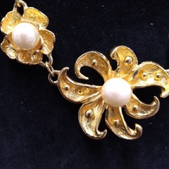 Vintage NATORI Gold Tone Faux Pearl 18 inch Flower Necklace and Earring Set