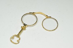 Vintage 14K Gilt Plated Flower Pattern with Glass Moveable Glass/ Mag