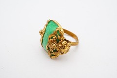 Vintage Ring Gold Tone Green Piking Glass Size 5.25 Adjustable