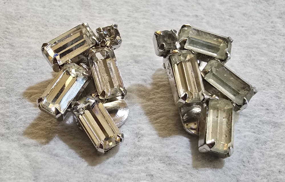 Vintage Weiss Clear Rhinestone Clip Earrings Silver Tone Baggett Signed