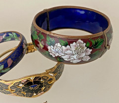 LOT 3 VINTAGE CHINESE CLOISONNE ENAMEL BANGLES, BRACELETS & 1 PENDANT