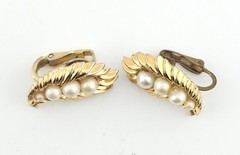 Trifari Gold Tone Faux Pearl Clip-On Earrings SEE DESCRIPTION J19-4266