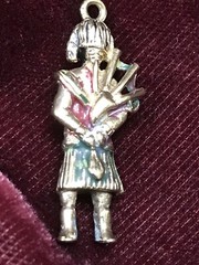 9K Vtg Scottish Full Highland Dress Enamel Bag Piper Kilt Charm Pendant 3.0 Gr