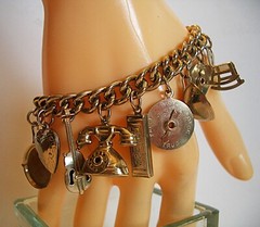 Vtg ’50s Gold Tone 15 Charms 7″ Bracelet Heavy Curb Link Chain Includes Ashtray