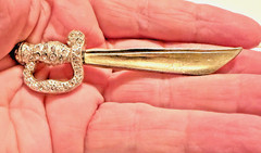 Vintage Rhinestone Sword Brooch Pin Gold Tone Scimitar Saber 3 1/8″ Jewelry