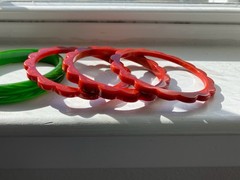 Lot Of 4 Vintage Green Leaf & Marbled Red Daisy Carved Bakelite Bangle Bracelets