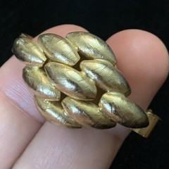 Vtg Couture Puffy Gold Tone Textured Nouveau Style Scarf Clip 1 5/8” Hinged
