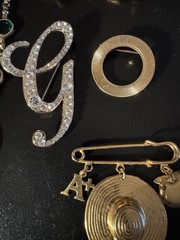 17 Piece Modern Jewelry Lot Gold/Silver Tone Brooches Necklaces Bracelets