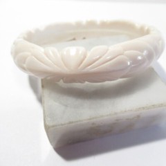 Carved Scalloped Edge Design Off White Light Beige Bangle Bracelet Vintage