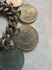 Vintage 50s Chunky Loaded Coin Charm Bracelet 17 Real Coins International 88g H3