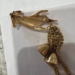 CORO GOLD TONE VINTAGE 1940’s DOOR KNOCKER WITH HAND CHAIN AND BELLS BROOCH SET