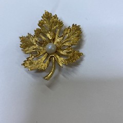 Vintage Maple Leaf Brooch Gold Tone Pin With Faux Pearl Bright And Shiny 2”