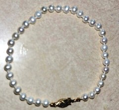 VINTAGE YELLOW GOLD PEARL BRACELET…Rare, HTF Petite Bright White Pearls 8.5in