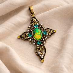 Ornate Plastic Pearl Rhinestone Metal Pendant Necklace for Women Elegant jewelry