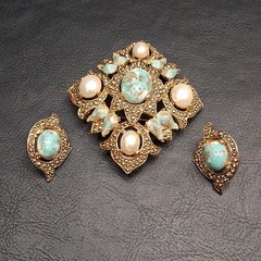 Vintage SARAH COV 1968 Remembrance Collection Clip Earrings & Brooch Set. 17.007