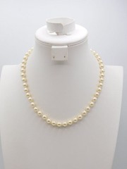 C195-VINTAGE NECKLACE~FAUX PEARLS~KNOTTED~19″ LONG~CLASSIC LOOK