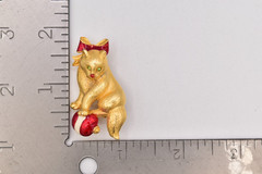 Vero Vintage Christmas Kitten Pin Brooch Cat Brushed Gold Red Bow Signed BinBP