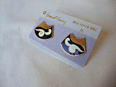 VINTAGE SAMUEL HUANG SIGNED DESIGNER CLOISONNE CLOUD FAN BLACK & WHITE EARRINGS