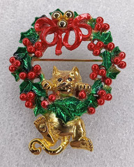 AJC Christmas Wreath Cat Hanging Brooch Pin