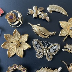Vintage 19 Pc Brooch Lot Gold Tone Flower Butterfly Bow Feather Bug Nature
