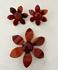 Vtg 60s Lucite/Plastic Brown Flower Striped Brooch/Pin 3″ & Earrings (SEE BELOW)