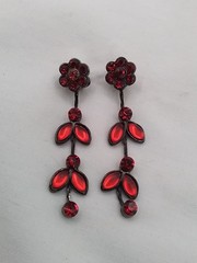 2″ RED CRYSTAL BLACK ALLOY VTG ESTATE DANGLE DAINTY FLOWER VINE PIERCED EARRINGS