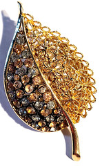 VINTAGE STUNNING MULTICOLOR CRYSTAL FILIGREE LEAF SIGNED KARU ARKEPIN BROOCH