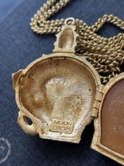 1973 REVLON MoonDrop Vintage Elephant Perfume Compact Locket Gold Tone Necklace