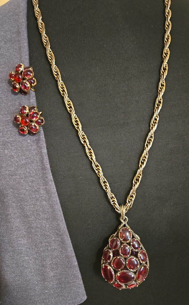 Vtg Crown Trifari (C) Renaissance Teardrop Cranberry Glass Necklace Set ~ Signed