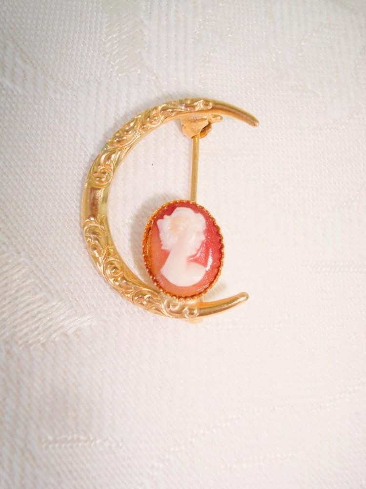 Small Vintage Gold Tone Crescent With Resin Cameo Brooch 7/8 x 1 In. KJ
