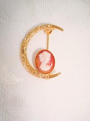 Small Vintage Gold Tone Crescent With Resin Cameo Brooch 7/8 x 1 In. KJ