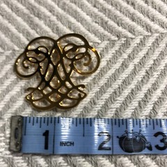 Gold tone 2D curly filigree brooch pin