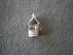 Wishing Well with Pail on Wall Vtg Sterling Silver Bracelet Charm Pendant 1.9g