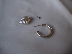 VTG 3/4 HOOP W/ DANGLING SCALLOPED HEART CHARM STERLING SILVER 925 STUD EARRING
