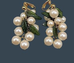 Vtg Avon Pearlesque Grape Cluster Dangling Post Earrings 1997 Faux Jade Accent