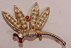 A110 VINTAGE RHINESTONE FAUX PEARL DRAGONFLY BROOCH PIN RED STONES UNSIGNED