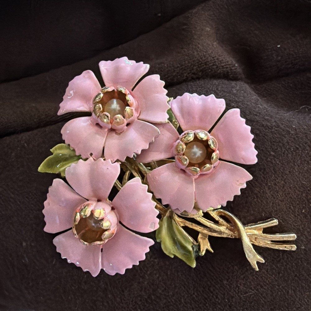 Vintage unsigned Coro Brooch 1940s 1950s Pink Enamel Pearl Floral Pin
