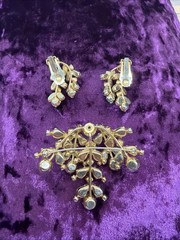 Vintage Juliana D&E Emerald Green Wreath Brooch and Matching Earrings unsigned