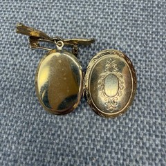 Vintage Brooch Dangle Locket Etched Gold Tone Bow Pin 1.5 Inches