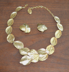 TRIFARI Necklace Clip Earring Set LEAF LEAVES Brush Gold Tone Vintage 19 in. Vtg